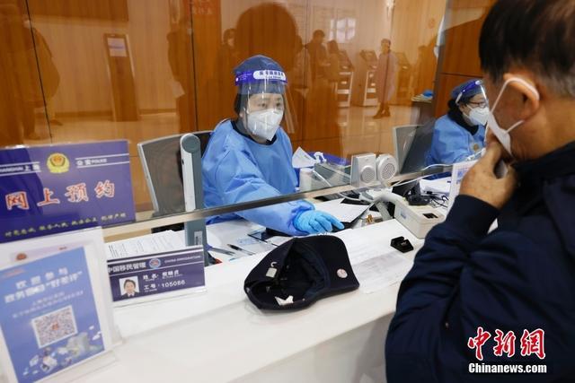 上海出入境办证窗口全开 有序恢复证件办理业务